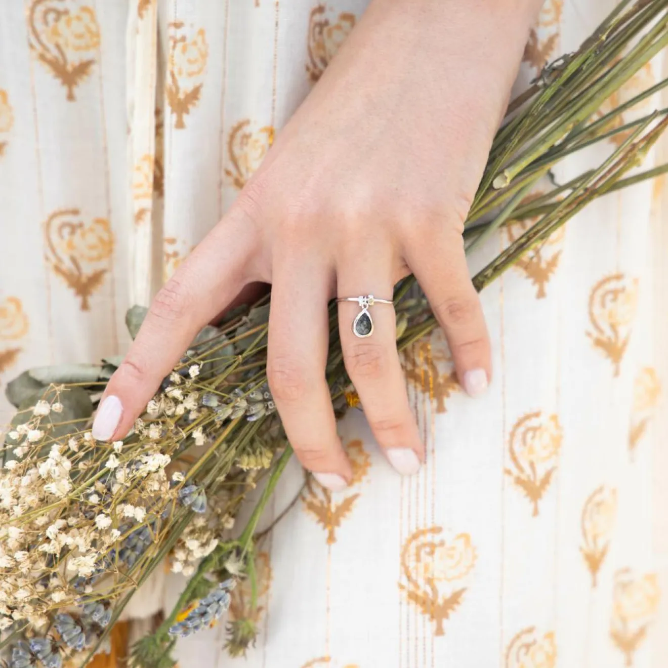 Femme Moonstone Bague ajustable Louise Labradorite en laiton argenté