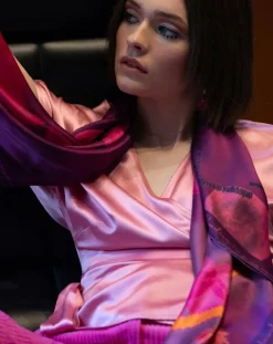 Femme Petrusse Carré 100% Soie Alice néon - 105x105 cm