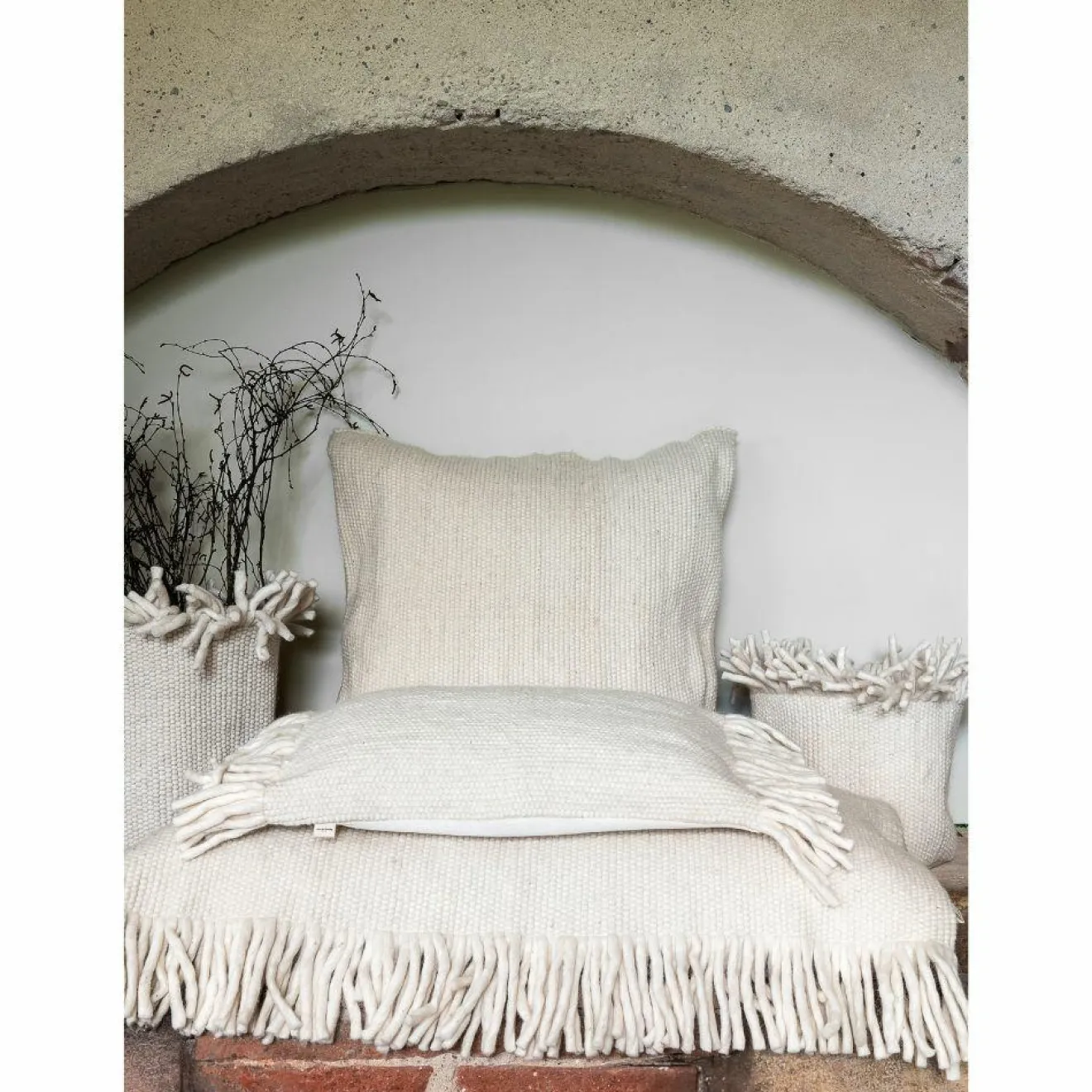 Clearance Bed and Philosophy Coussin en laine écru 80x80cm