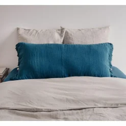 Bed and Philosophy Coussin en lin frangé bleu 55x110cm