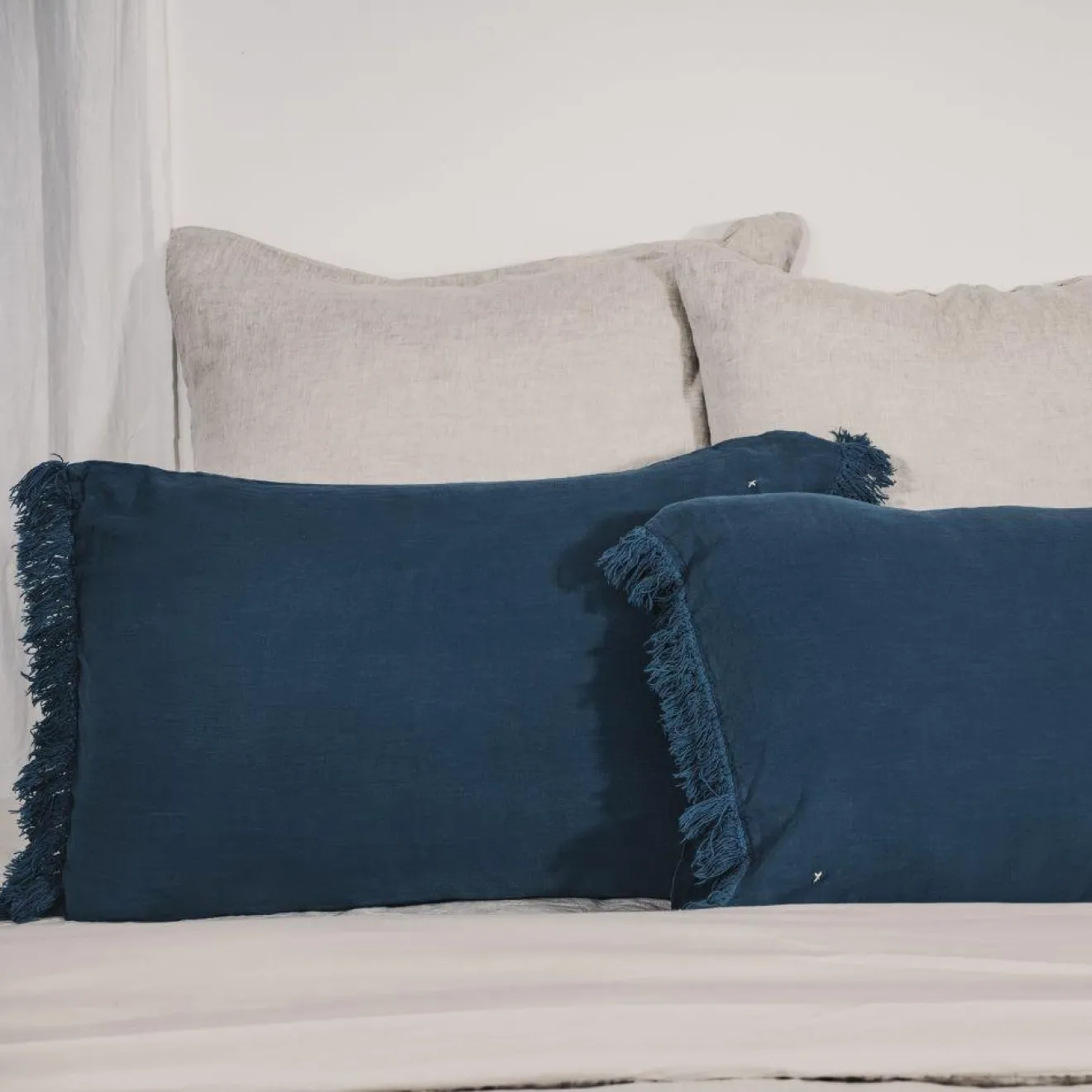 Bed and Philosophy Coussin frangé en lin bleu 50x70cm