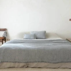 New Bed and Philosophy Plaid en double gaze de lin bleu 140x230cm