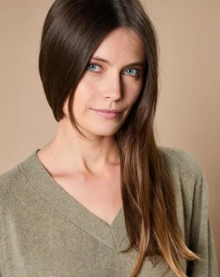 Femme Oscar et Louise Pull 100% Cachemire 4 fils Romy col V profond kaki clair