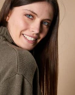 Femme Oscar et Louise Pull en Laine & Cachemire Ambre col montant 4 côtes kaki