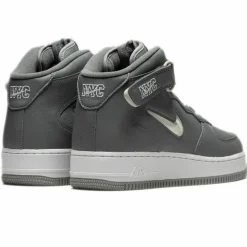 Homme Nike Sneakers en Cuir Air Force Mid Jewel Nyc grises